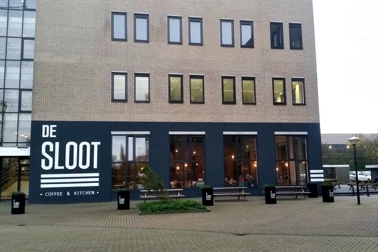 bedrijfsverzamelgebouw op bedrijventerrein de sloot in westpoort amsterdam