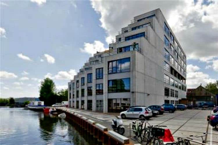 creatieve hotspot in een modern bedrijfsverzamelgebouw te amsterdam noord