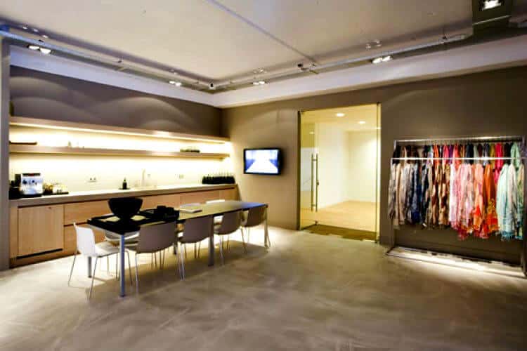 huren in het fashion house tegenover het world fashion centre te amsterdam