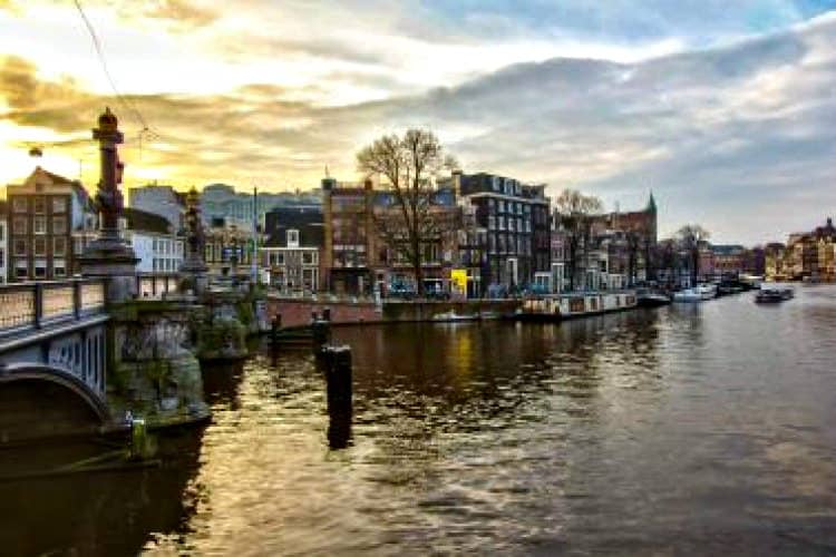 in het centrum van amsterdam is aan de amstel kantoorruimte te huur