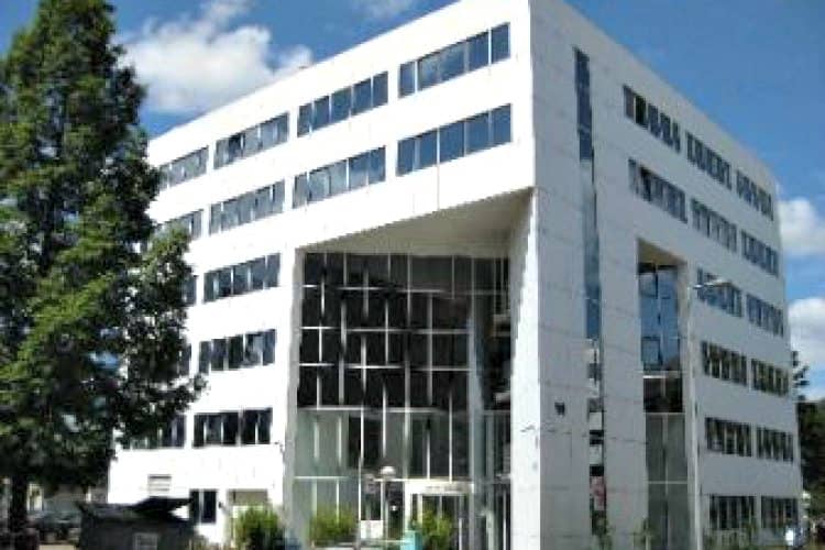 kantoor is gevestigd in amsterdam zuidoost aan de hogehilweg