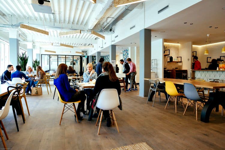 kantoorgebouw tegenover het groene weteringcircuit in amsterdam centrum