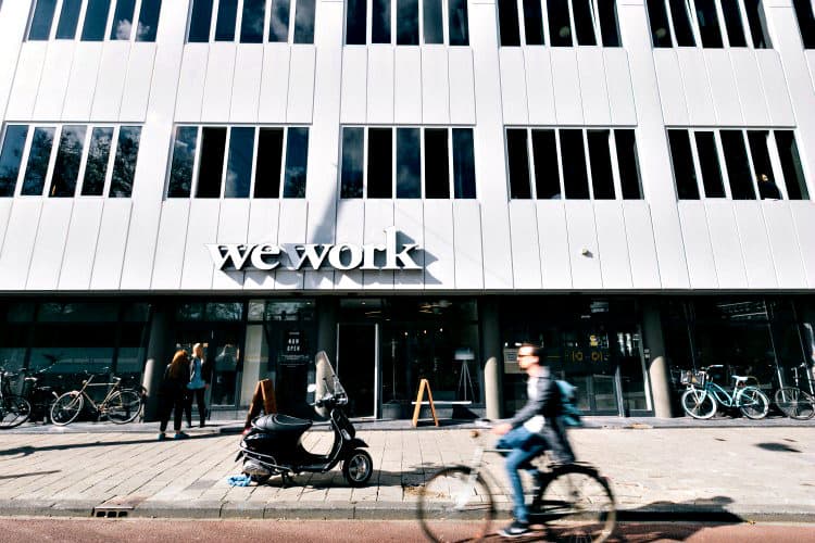 kantoorgebouw tegenover het groene weteringcircuit in amsterdam centrum