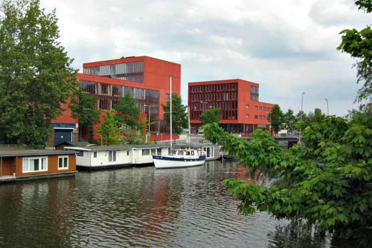 kantoorruimtes verdeeld over 2 nagenoeg dezelfde gebouwen te amsterdam