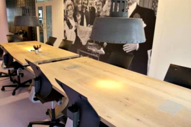 kantoorunits met tijdelijke permanente werkplekken in het warenhuis te amsterdam