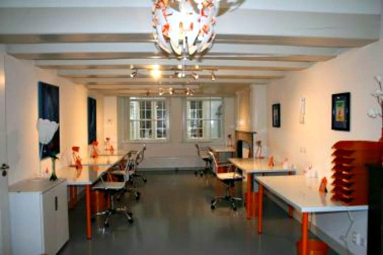 schitterend rijksmonument gelegen aan het water te amsterdam centrum