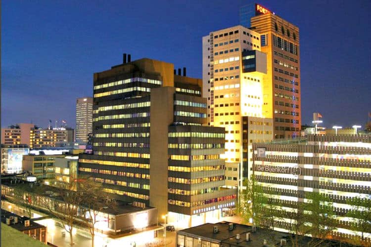 kantoorgebouw nabij de coolsingel in het hart van rotterdam