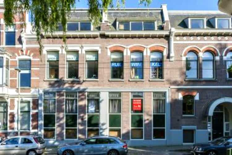 kantoorverzamelgebouw direct achter rotterdam centraal station